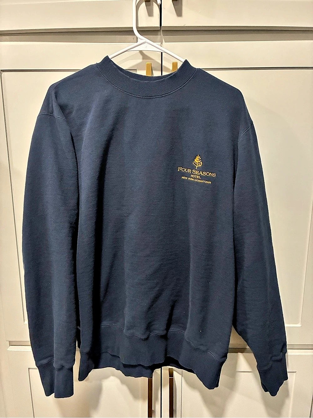 Four Seasons Hotel New York Downtown Embroidered Crewneck Sweatshirt Size XL uni